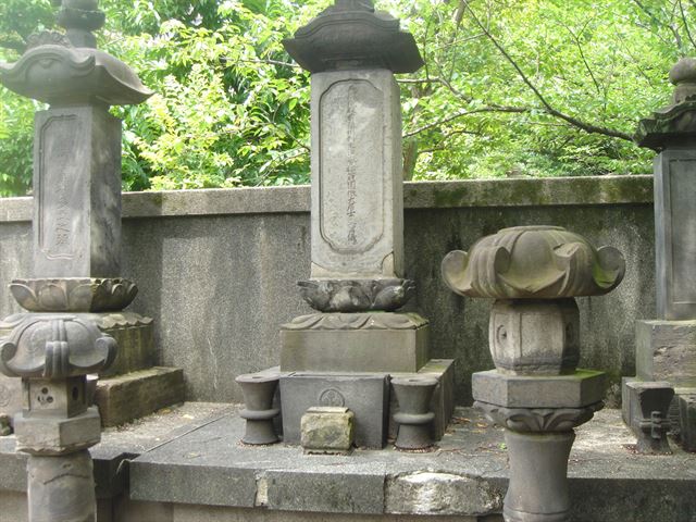 本多忠統の墓