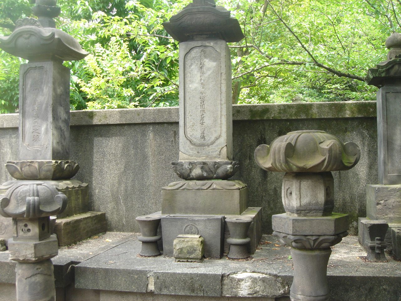 本多忠統の墓(霊巌寺)