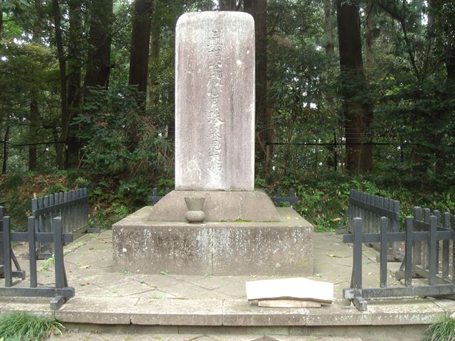 伊達斉義夫人の墓