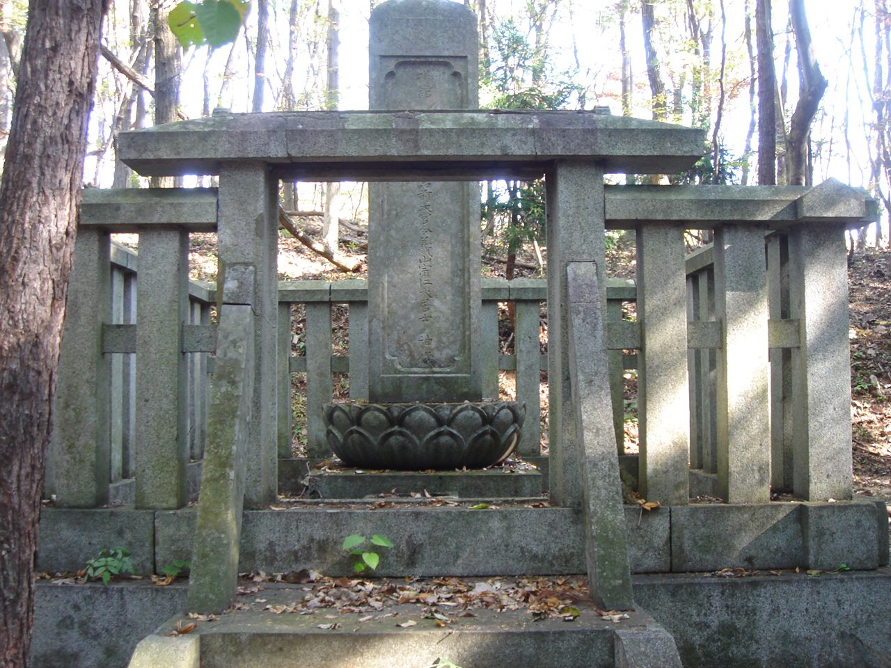 南部利用の墓(東禅寺)