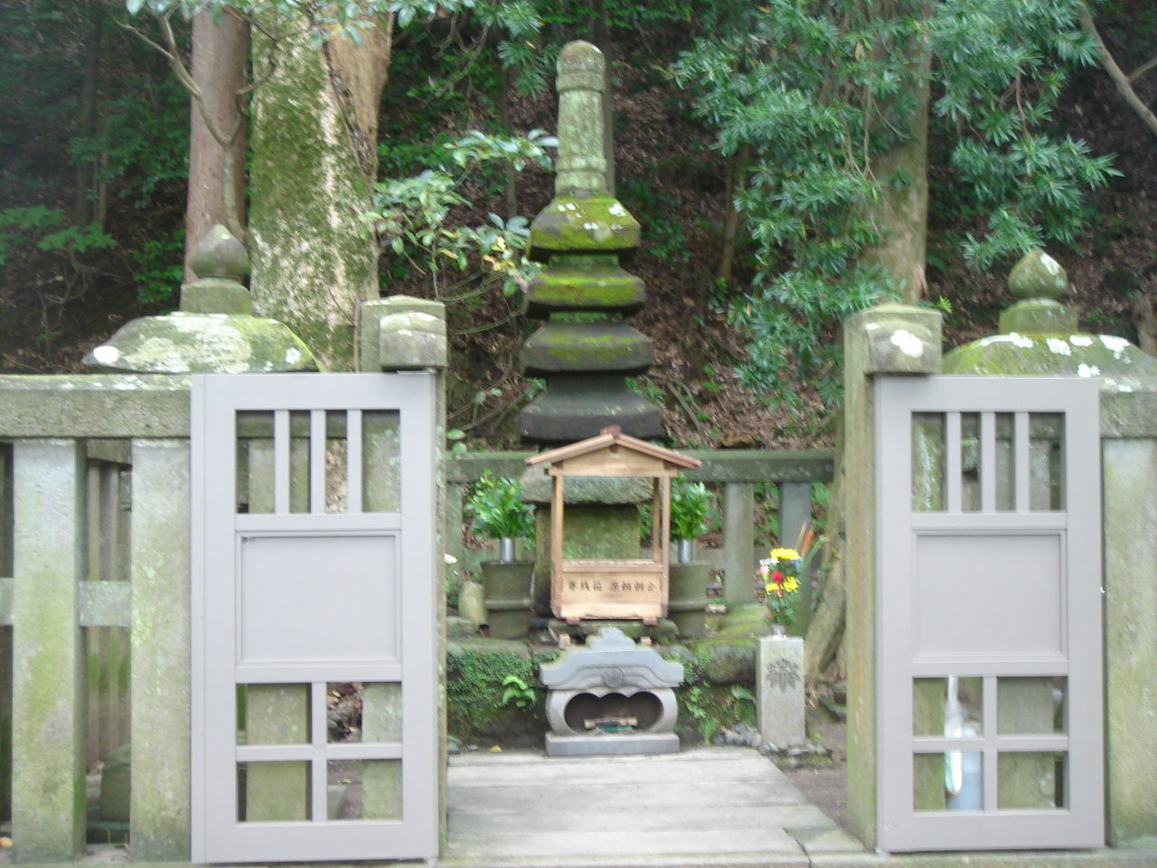 源頼朝の墓(白旗神社裏)