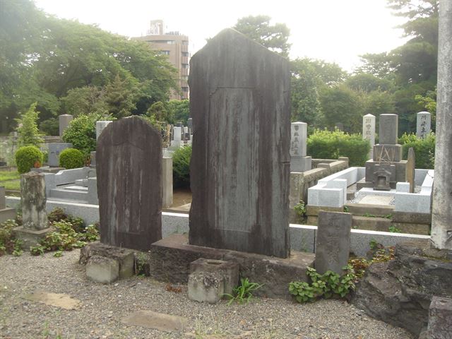 那珂通世の墓