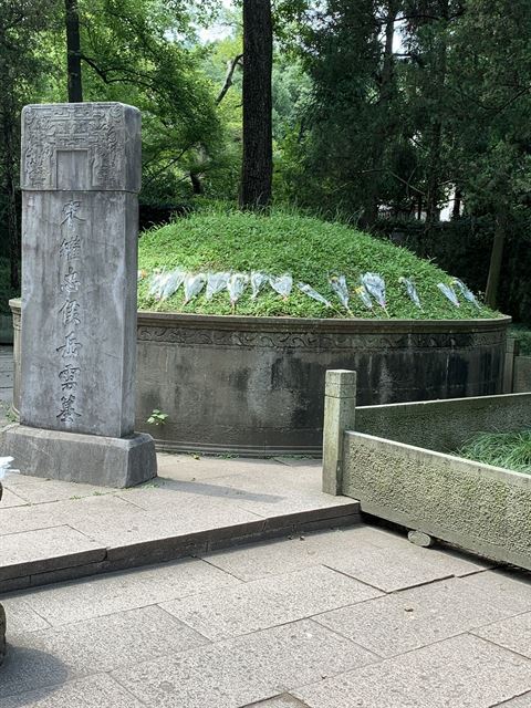岳雲の墓
