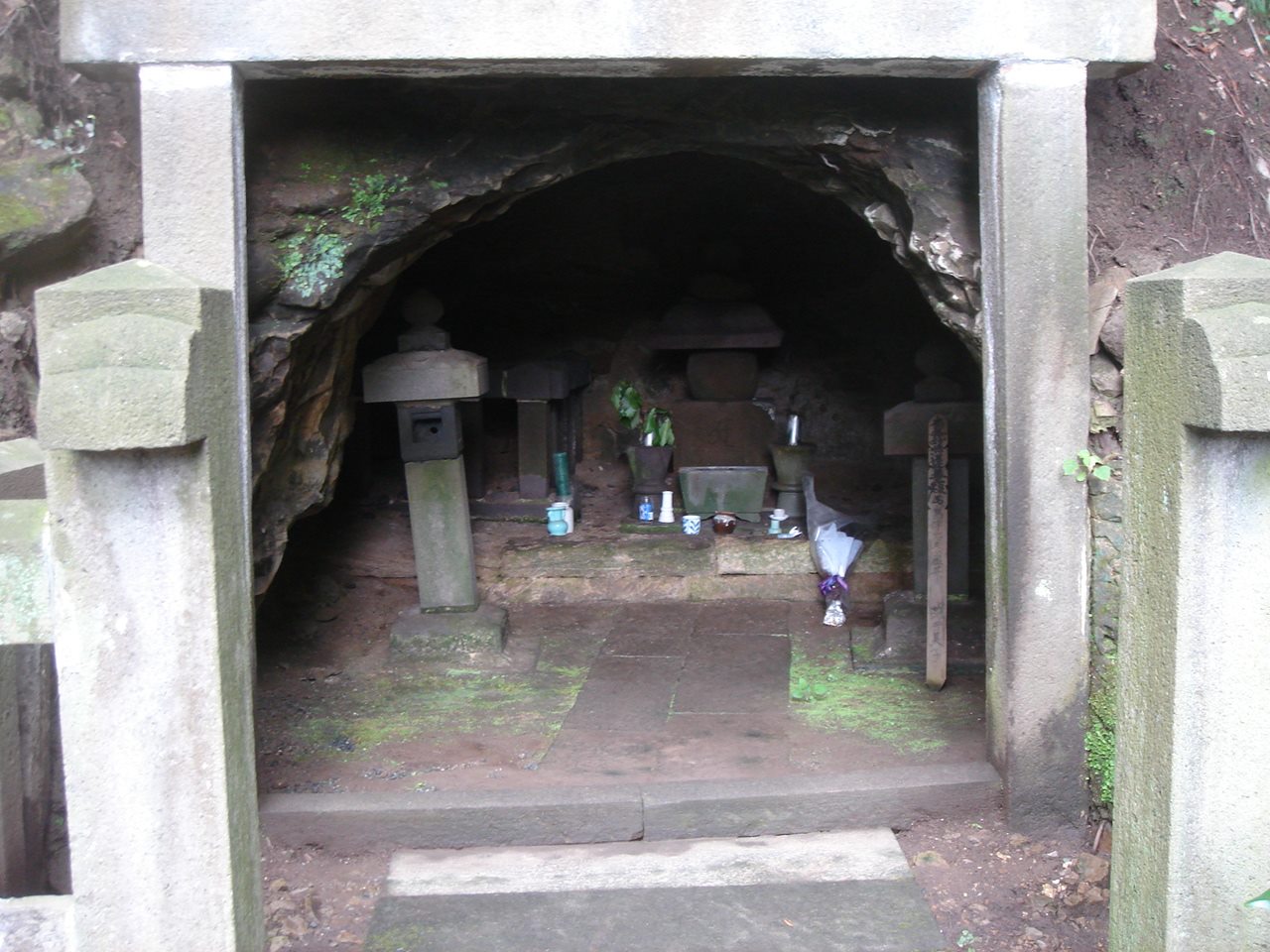 島津忠久の墓(白旗神社裏)