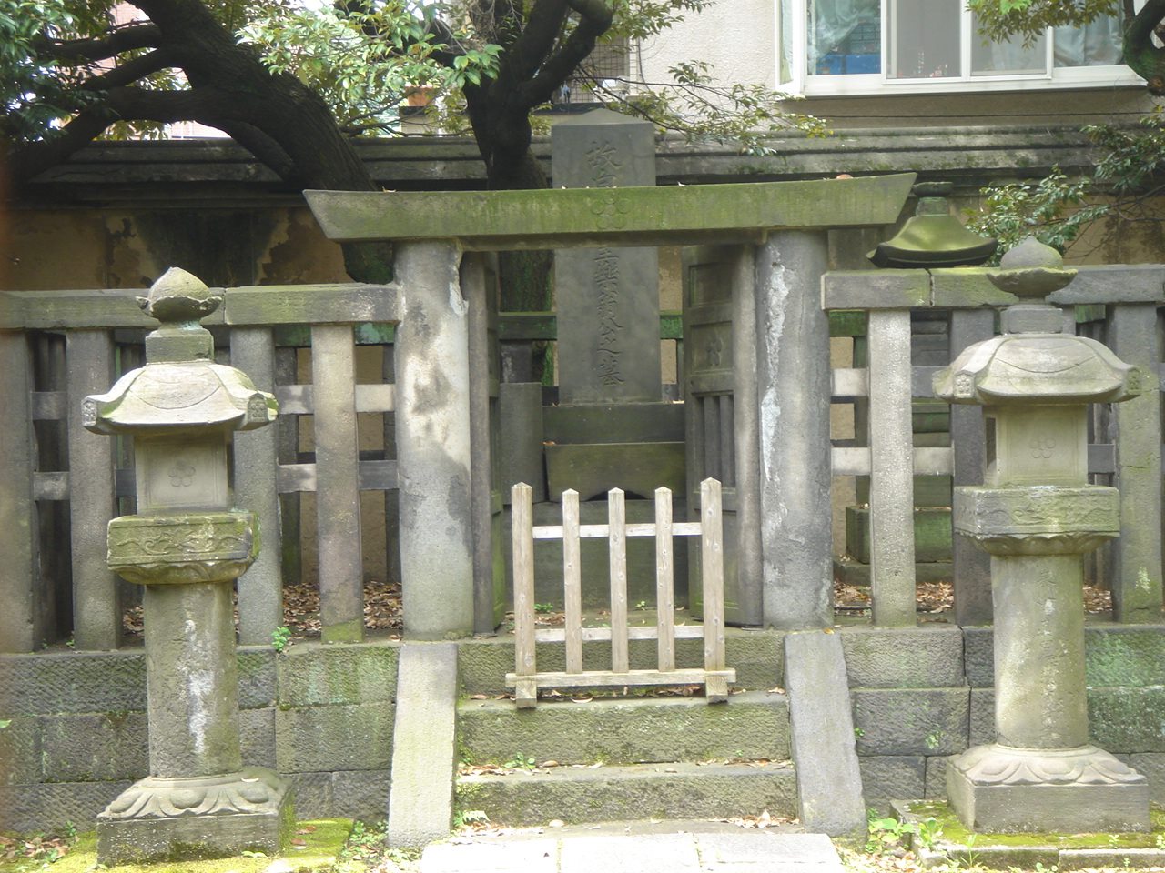 松平定信の墓（霊巌寺）
