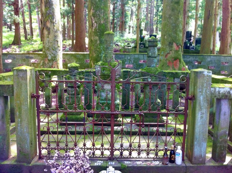 真田幸隆・昌幸の墓(長谷寺) 写真1