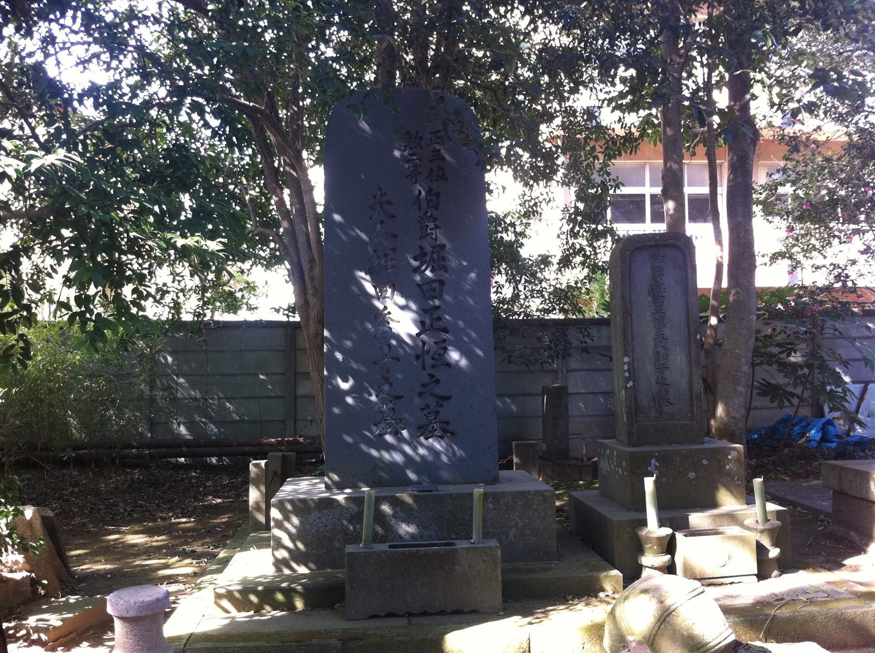堀田正恒の墓（甚大寺）