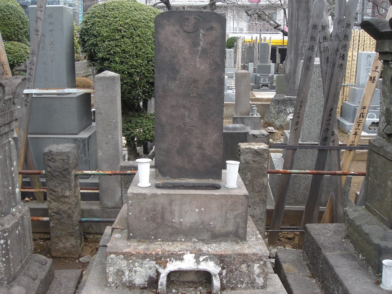 小幡景憲の墓(法明寺)