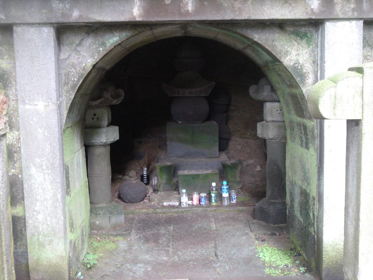 毛利季光の墓（白旗神社裏）