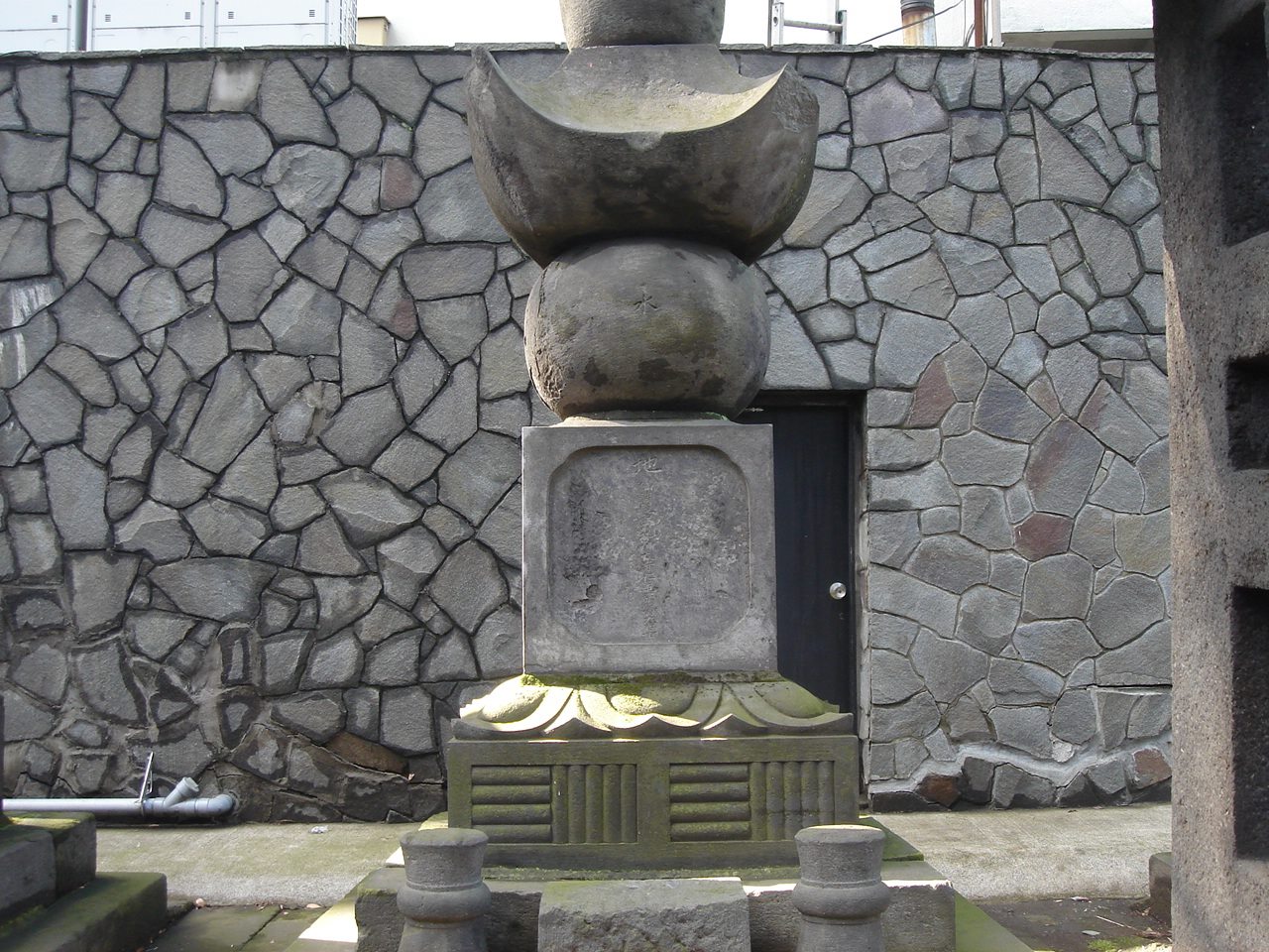 南部信房の墓（金地院）